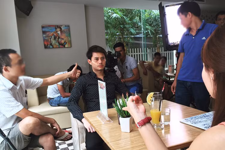 Đoàn làm phim "Sống chung với mẹ chồng" vất vả thực hiện một cảnh quay. Ảnh: FBNV