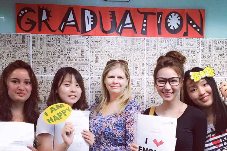 Sau “Gọi giấc mơ về”, Ngân Khánh đóng nữ chính loạt phim truyền hình, điện ảnh: “Tường Vy cánh mỏng”, “Mây trắng ngang trời”, “Khi yêu đừng quay đầu lại”, “Ma dai”... Năm 2015, cô lên đường đi du học Singapore học ngành đạo diễn, sản xuất phim. Ảnh: FBNV