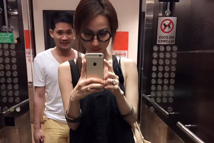 Tháng 2/2015, Ngân Khánh kết hôn với doanh nhân Đỗ Thiếu Quân. Hiện tại, ông xã nữ diễn viên thường bay sang Singapore thăm vợ. Ngoài ra, biết người bạn đời của mình không muốn gây sự chú ý, Ngân Khánh hiếm khi chia sẻ hình ảnh bên chồng. Ảnh: FBNV