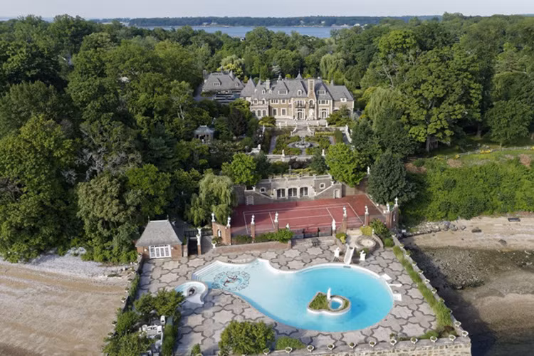 Phía sau ngôi nhà chính, thông qua khu vườn và qua sân tennis, bạn sẽ thấy một hồ bơi được xây dựng khá ấn tượng.