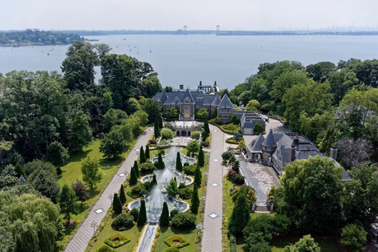 Biệt thự từng là sở hữu của tỷ phú gốc Nga Tamir Sapir, sau đó đã được một đại gia giấu tên mua lại vào năm 2013.