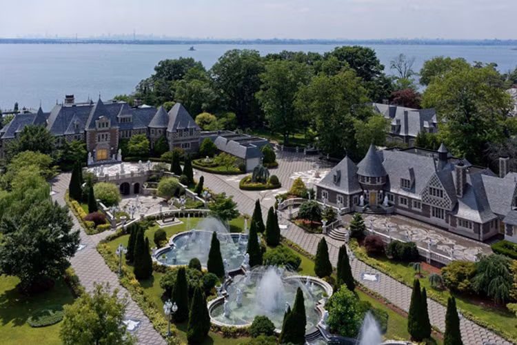 Đây là một trong những biệt thự lớn và đắt đỏ nhất trên bờ bắc của Long Island. Căn biệt thự chính được làm bằng đá với lối kiến trúc cổ điển của thập niên 20. Ngoài phần nhà lớn, chủ nhà cũ từng xây thêm hai khu nhà nhỏ, nâng tổng diện tích sử dụng lên tới 5.574 m2