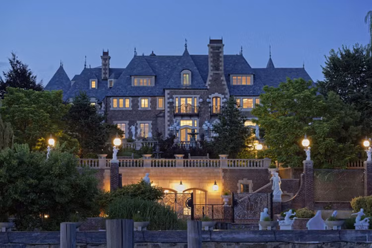 Siêu biệt thự có tới 18 phòng ngủ, trong đó, khu nhà chính có 1 phòng khiêu vũ, salon làm tóc, hầm rượu, sân chơi racquatball (môn thể thao này khá tương đồng với tennis), phòng tập gym, spa, phòng xông hơi, hồ bơi trong nhà và thậm chí có cả nhà búp bê 2 tầng.