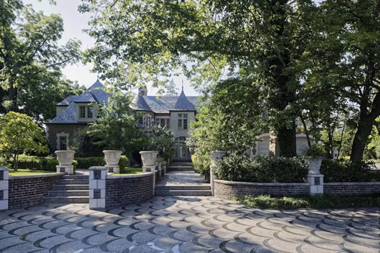 Cây cổ thụ này đã tồn tại ở đây gần 1 thế kỉ, nó chứng kiến mọi sự đổi thay diễn ra tại đây. Các khu vườn xung quanh được trồng đủ các loại hoa đặc biệt là hoa hồng.