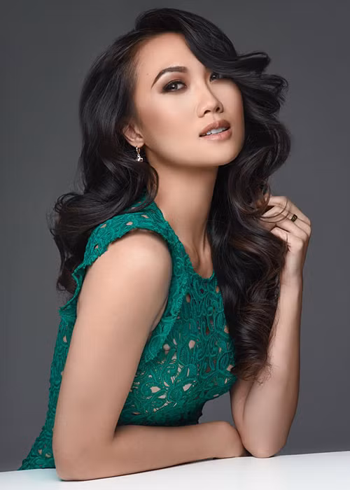 Ngoài làm người mẫu, đối thủ của Nguyễn Thị Thành còn đang theo đuổi công việc dẫn chương trình. Ảnh: FBNV