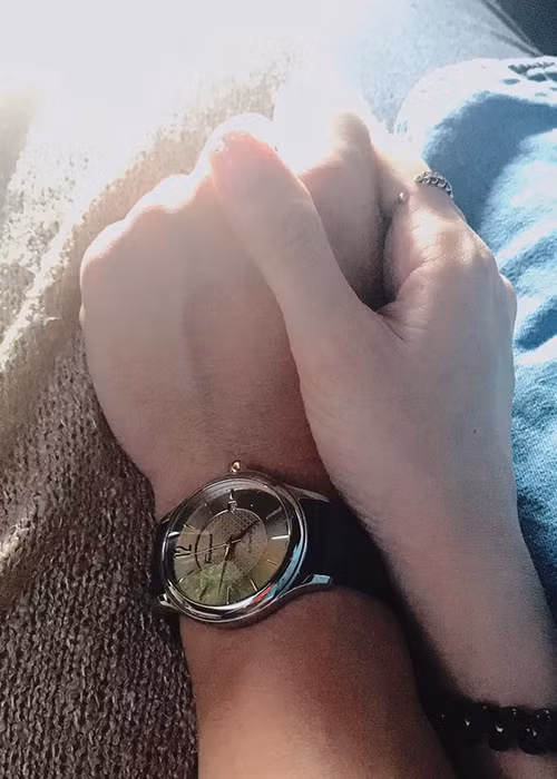 Trấn Thành cũng được bà xã Hari Won động viên. “Đi làm sẽ có chút vất vả. Dù có như thế nào thì chồng vẫn có em bên cạnh yêu thương anh tuyệt đối. Vợ luôn sau lưng anh. Nắm tay nhau cùng vượt qua khó khăn anh nhé”, cô viết. Ảnh: FBNV