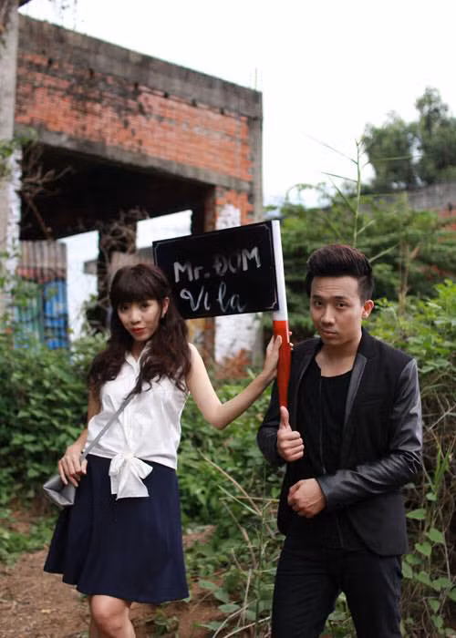 “Cứ coi như đây là cái hạn bạn phải gánh trong năm xui thôi. Và hãy tin rằng khi cánh cửa này đóng lại thì sẽ có rất nhiều cánh cửa khác mở ra cho mình lựa chọn. Quan trọng là bạn có tài thì lo gì. Qua chuyện này chắc hẳn bạn sẽ trưởng thành, chín chắn và mạnh mẽ hơn nhiều”, Thu Trang động viên Trấn Thành. Ảnh: FBNV