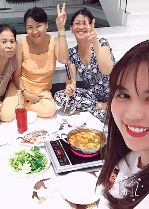 Giữa ồn ào mua xe, mới nhất, trên trang cá nhân, Ngọc Trinh đăng tải loạt ảnh bên mẹ kế (ở giữa) và hai người làm trong căn hộ triệu đô. Ảnh: FBNV