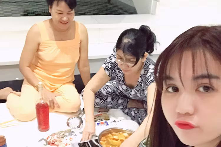 Cách đây không lâu, việc Ngọc Trinh khoe túi xách 1,5 tỷ đồng cũng từng vấp phải những ý kiến trái chiều. Ảnh: FBNV