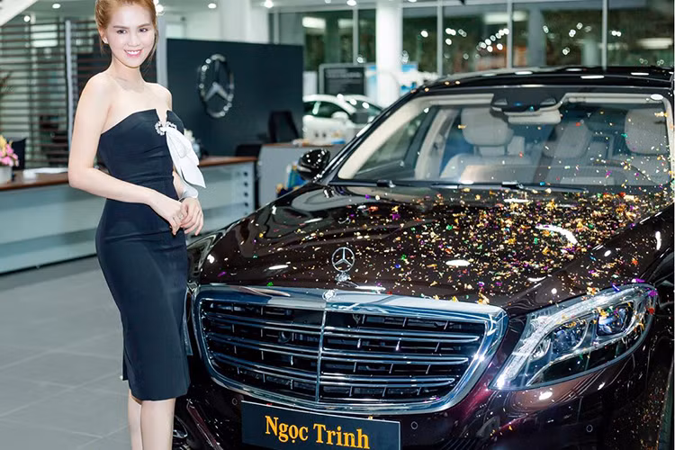 Ngoc Trinh vui ve ngoi nhau giua on ao mua xe 12 ty