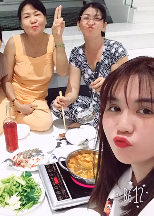 Chân dài gốc Trà Vinh vui vẻ ăn uống mặc ồn ào mua hay chỉ quảng bá chiếc xe 12 tỷ đang gây xôn xao dư luận. Ảnh: FBNV