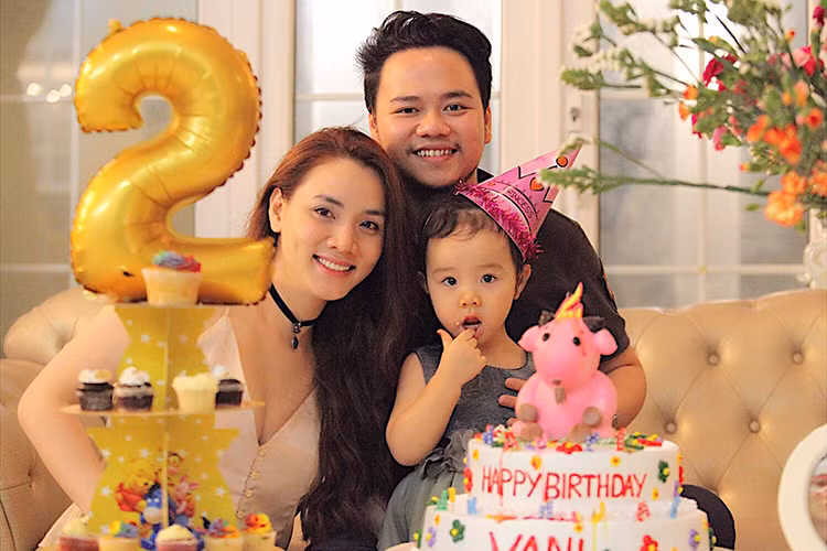 Cuối cùng, Trang Nhung nhắn nhủ con gái: “Bố mẹ yêu con rất nhiều, bố mẹ sẽ luôn bên con và che chở cho con”. Ảnh: FBNV