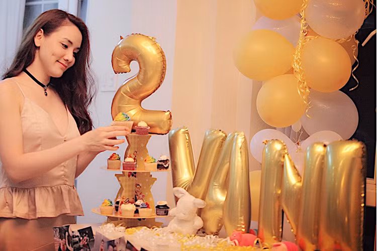 “Có con mẹ nghĩ mình là người giàu nhất thế giới vì con là tất cả của mẹ”, Trang Nhung chia sẻ thêm. Ảnh: FBNV