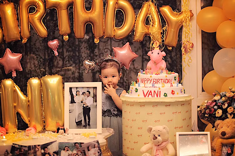 Con gái Trang Nhung đón sinh nhật ấm cúng và vui vẻ bên những người thân thiết nhất. Ảnh: FBNV