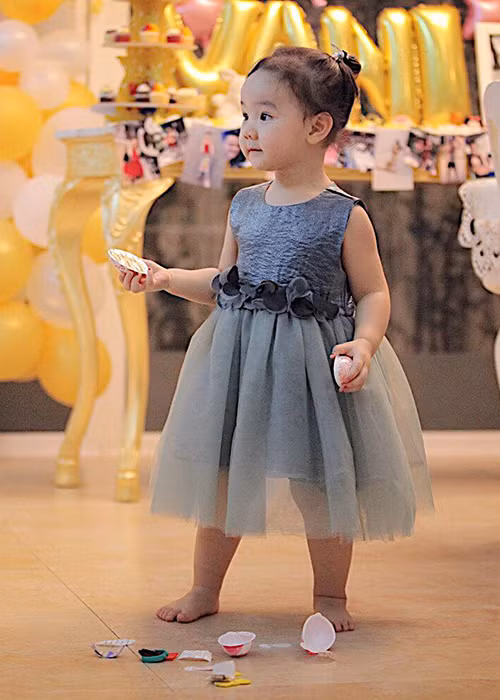 Nhóc tì nhà Trang Nhung càng lớn càng đáng yêu và dễ thương. Ảnh: FBNV