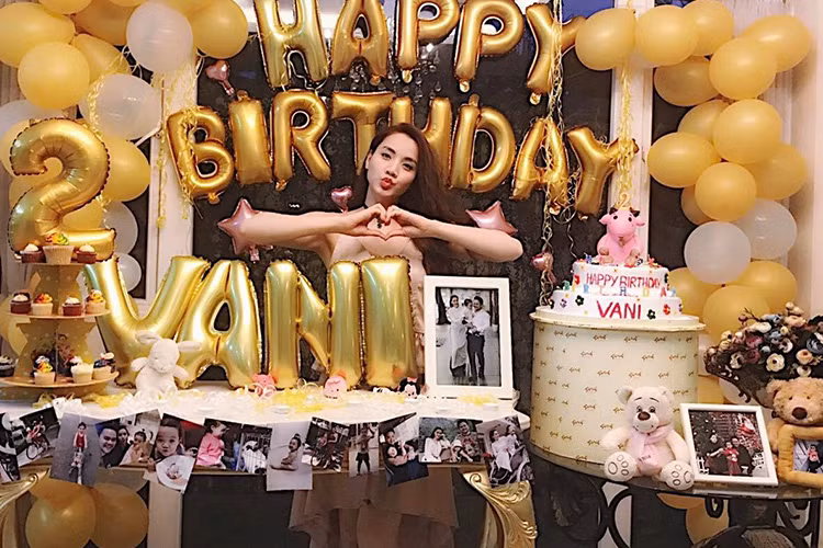 Mở tiệc sinh nhật cho bé Vani, Trang Nhung cảm thấy vô cùng hạnh phúc. “2 tuổi rồi con đã biết rất nhiều điều và rất thích thú khi thấy mẹ trang trí sinh nhật cho mình”, cô chia sẻ. Ảnh: FBNV