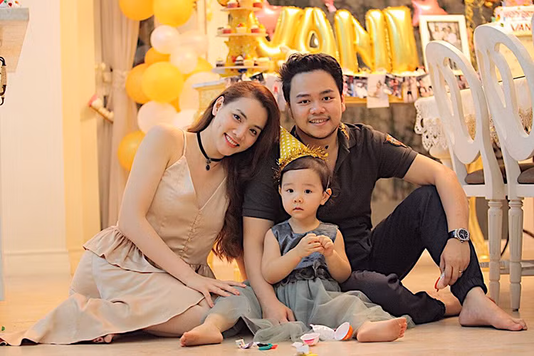 Sau khi lập gia đình, Trang Nhung dành nhiều thời gian chăm sóc con gái và ông xã. Ảnh: FBNV