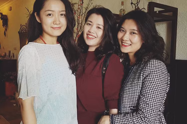 Ngọc Diệp thân thiết bên Minh Trang (ngoài cùng bên phải) và Thu Hà. Minh Trang cũng là BTV nghỉ việc ở VTV trong thời gian gần đây. Ảnh: FBNV