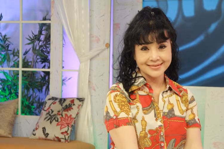 Nữ nghệ sĩ xuất hiện trẻ trung khi giao lưu với khán giả trong chương trình Bữa trưa vui vẻ năm 2015. Ảnh: Zing