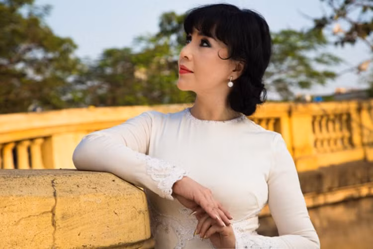 Lan Hương khoe nhan sắc không tuổi trong bộ ảnh áo dài được chụp vào cuối năm 2015. Ảnh: Petrotimes