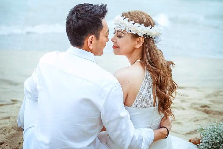 Mới đây, trên trang cá nhân, Thanh Thảo đăng ảnh cưới bên bạn trai hơn 8 tuổi khiến fans vô cùng phấn khích. Trước đó, cô từng bày tỏ mong muốn làm đám cưới trên biển.