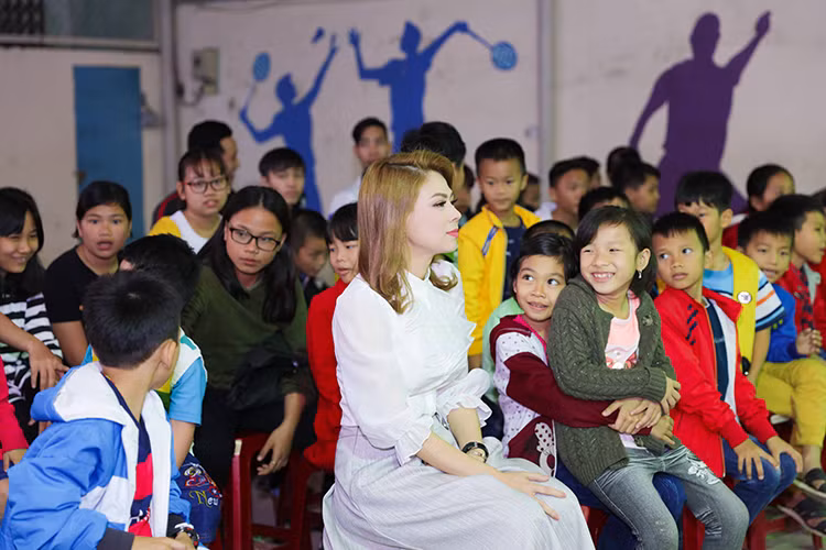 Thanh Thảo thường xuyên làm từ thiện theo nhiều cách khác nhau. Mới nhất, cô giúp các em nhỏ có hoàn cảnh khó khăn được tiếp xúc với việc chăm sóc răng miệng.