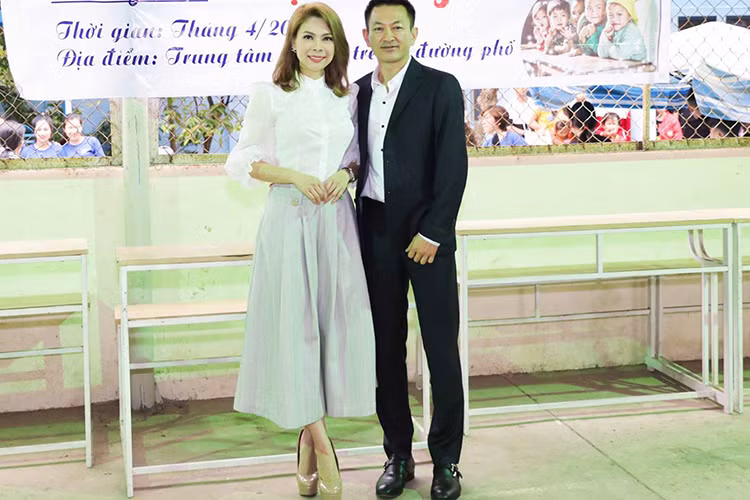 Tình mới của giọng ca “Búp bê” luôn ở bên cạnh, hỗ trợ cô trong cả công việc đi hát lẫn cuộc sống đời thường.