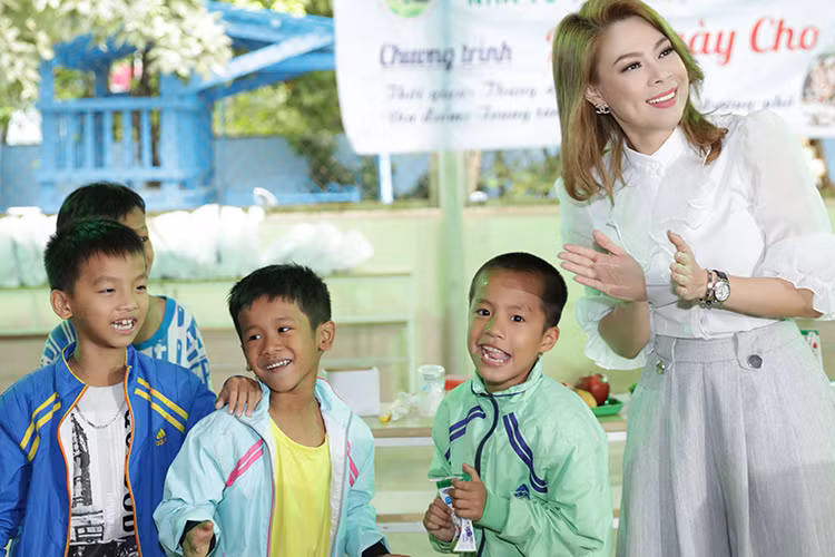 Hình ảnh Thanh Thảo vui vẻ ca hát cùng các em nhỏ trong chuyến đi từ thiện mới nhất ở Đà Nẵng.