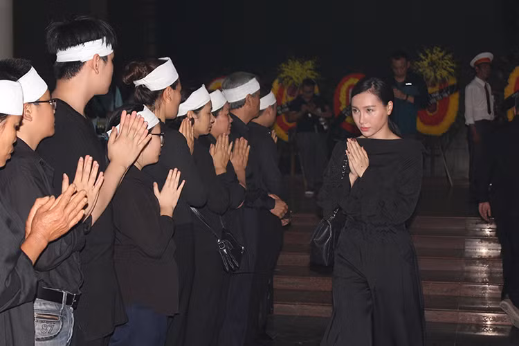 Diễn viên Minh Hà cũng đến tiễn đưa nghệ sĩ Duy Thanh.