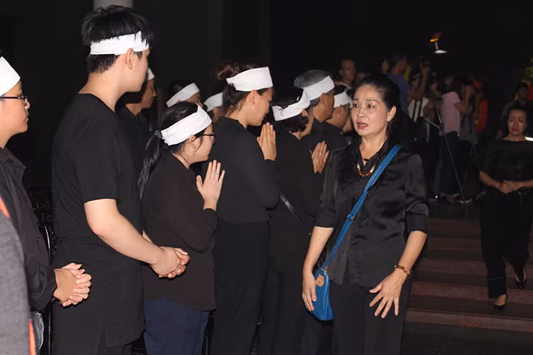 Diễn viên Minh Phương - người đóng vai bà Son trong "Đất và người" chia buồn cùng gia đình nghệ sĩ Duy Thanh.