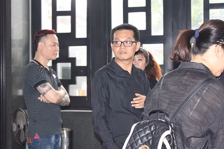 Nghệ sĩ Trung Hiếu cũng đến tiễn đưa đàn anh.