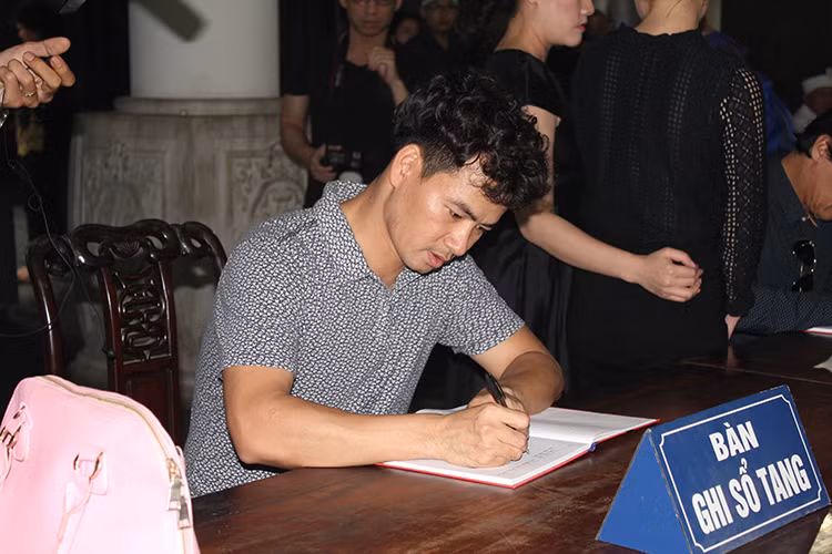Nghệ sĩ Xuân Bắc viết trong sổ tang: "Vĩnh biệt anh. Việc anh em mình thống nhất còn chưa kịp thực hiện. Mong anh yên nghĩ nơi cõi vĩnh hằng. Em cùng mọi người vẫn tiếp tục thực hiện chương trình Ấm tình nghệ sĩ. Anh phù hộ nhé anh Duy Thanh".