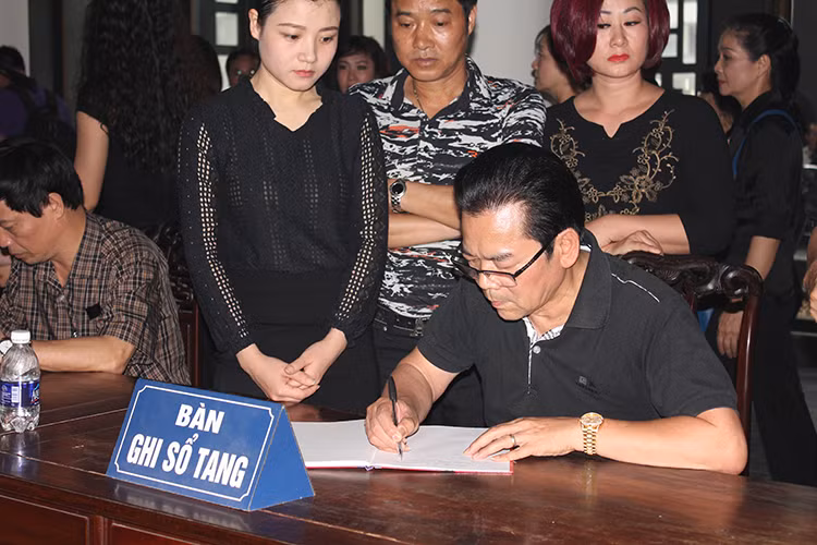 Nghệ sĩ Trần Nhượng và danh thủ Hồng Sơn (thứ ba bên trái) có mặt tại đám tang nghệ sĩ Duy Thanh từ rất sớm.