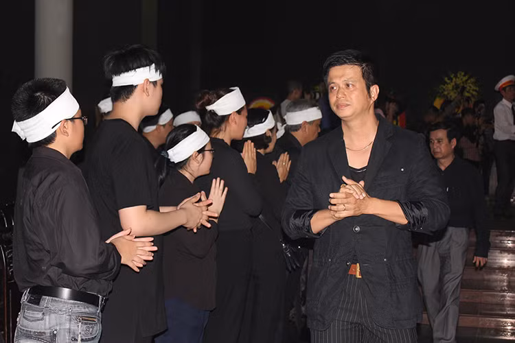 Diễn viên Bá Anh chia buồn sâu sắc với gia đình cố diễn viên phim "Đất và người". Trong sổ tang, anh đã viết: "Mong hương hồn anh trai siêu sinh miền cực lạc. Mãi quý mến và kính trọng anh. Vĩnh biệt phụ hoàng. Em - Lê Bá Anh".