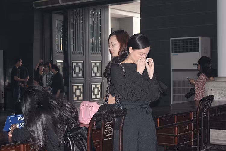 Nữ diễn viên không ngừng rơi nước mắt tại tang lễ của cố nghệ sĩ.