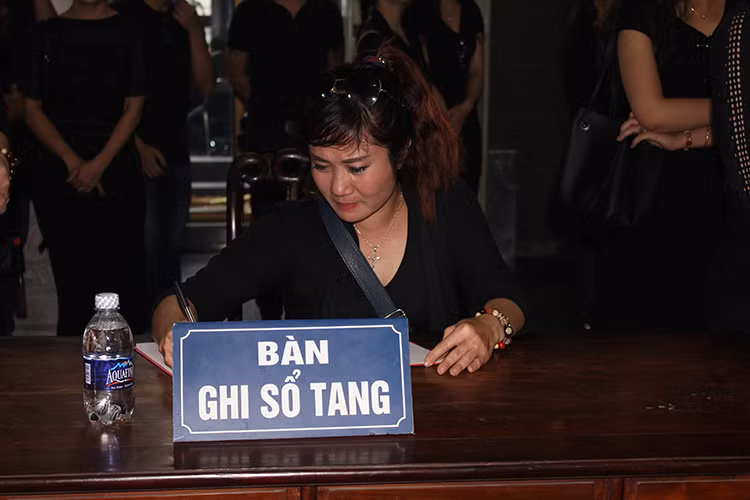 Diễn viên Nguyệt Hằng không kìm được nước mắt viết lời vĩnh biệt gửi đến nghệ sĩ Duy Thanh. Trước đó, khi nghe tin dữ, cô đã vô cùng đau xót.