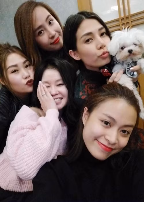 Hình ảnh Quỳnh Nga vui vẻ bên bạn bè vẫn thường xuyên được chia sẻ trên trang cá nhân của cô. Ảnh: FBNV