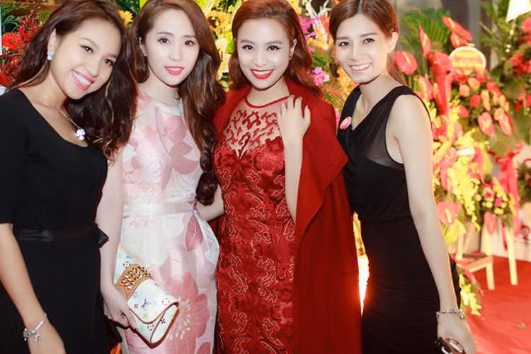 Nữ diễn viên thỉnh thoảng tham gia các sự kiện. Trong ảnh, cô rạng rỡ bên Hoàng Thùy Linh và Thanh Vân Hugo trong một buổi khai trương cửa hàng. Ảnh: FBNV