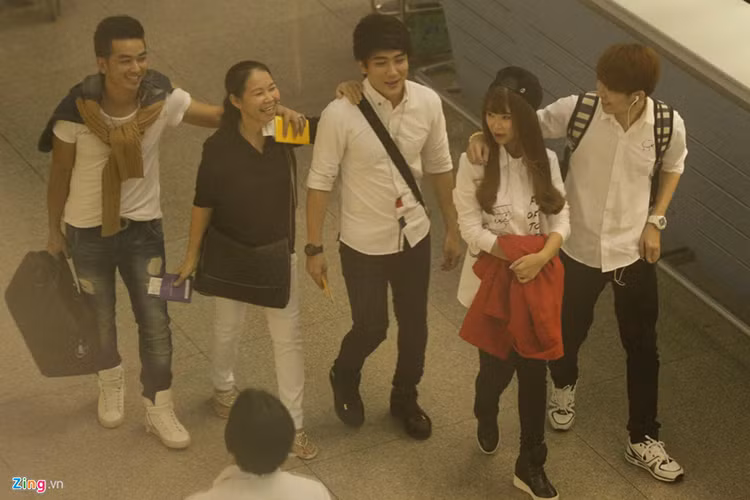 Ngoài ra, Kelvin Khánh cũng được rất lòng mẹ của Khởi My. Bởi vậy, mỗi lần Khởi My đi diễn nước ngoài Kelvin Khánh vẫn không ngại thân mật với bạn gái tin đồn dù cô được mẹ hộ tống. Ảnh: Zing