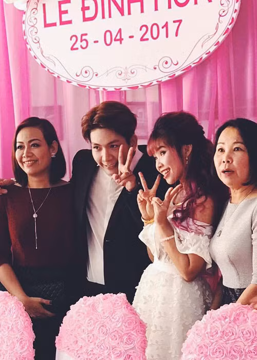 Sự thân thiết trên mức tình bạn của Khởi My - Kelvin Khánh khiến fans nghi ngờ mối quan hệ thực sự giữa cả hai. Trước nghi vấn hẹn hò, Khởi My - Kelvin Khánh luôn phủ nhận. Tuy nhiên, sáng nay, cặp đôi bất ngờ tổ chức lễ ăn hỏi. Ảnh: FBNV