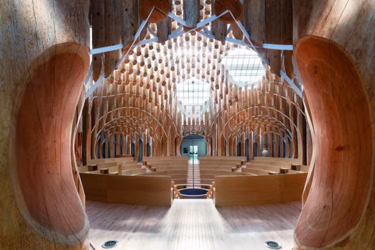 Nội thất của nhà thờ Light of Life hoàn toàn khác so với bên ngoài.