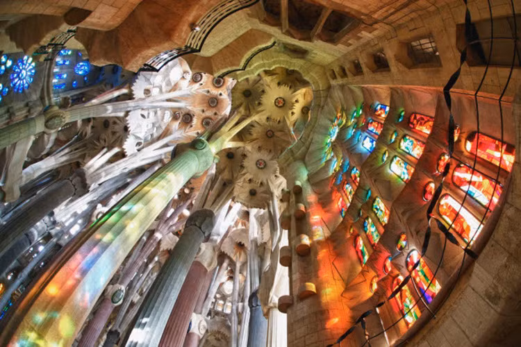 Nội thất vô cùng ấn tượng trong Vương cung thánh đường Sagrada Família.