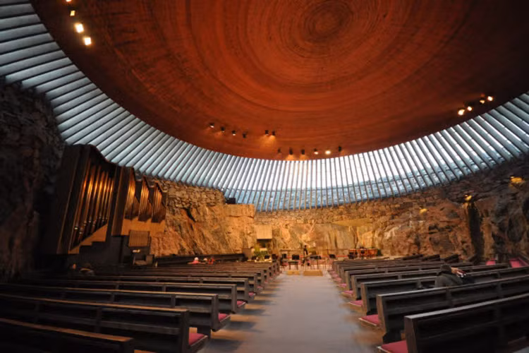 Nhà thờ Temppeliaukio được xây ngầm dưới đất ở Helsinki, Phần Lan.