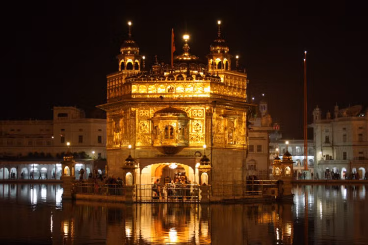 Ngôi đền Vàng được xây dựng giữa sông Amritsar ở thành phố Amritsar, Ấn Độ.