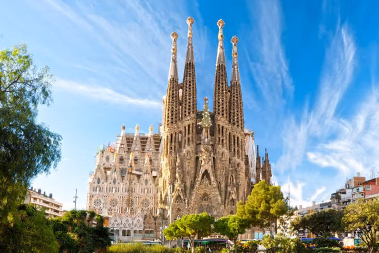 Kiến trúc sư Antoni Gaudí không thể sống đến khi Vương cung thánh đường Sagrada Família do ông thiết kết được hoàn thành ở Barcelona, Tây Ban Nha.