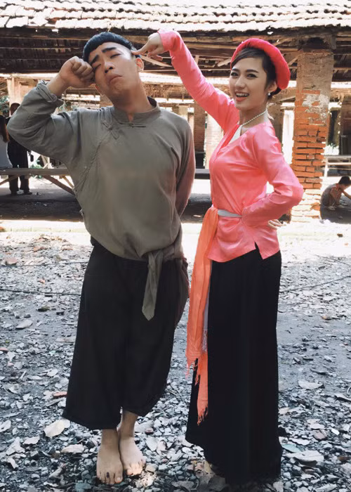 Trang Cherry còn tham gia khá nhiều bộ phim truyền hình, sitcom khác. Trong ảnh, cô vui đùa cùng bạn diễn Đỗ Duy Nam trong dự án hài Tết 2017 "Bờm" của đạo diễn Phạm Đông Hồng. Ảnh: FBNV