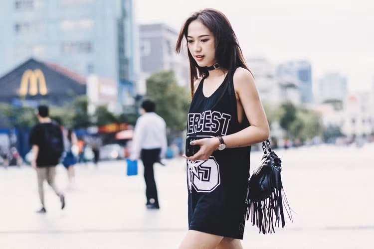 Phong cách thời trang của nữ diễn viên trẻ được đánh giá luôn biến hóa lúc trẻ trung, cá tính, khi ngọt ngào, gợi cảm. Ảnh: FBNV