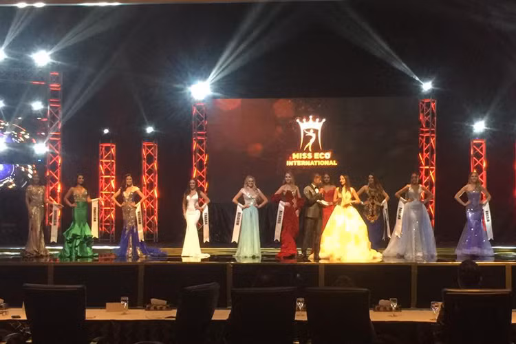 Nguyễn Thị Thành (thứ ba bên trái) tiếp tục được xướng tên ở top 10 cùng cùng các đại diện: Indonesia, Pakistan, Canada, Bỉ, Belarus, Moldova, Ukraine, Panama và Nga. Ảnh: Missosology