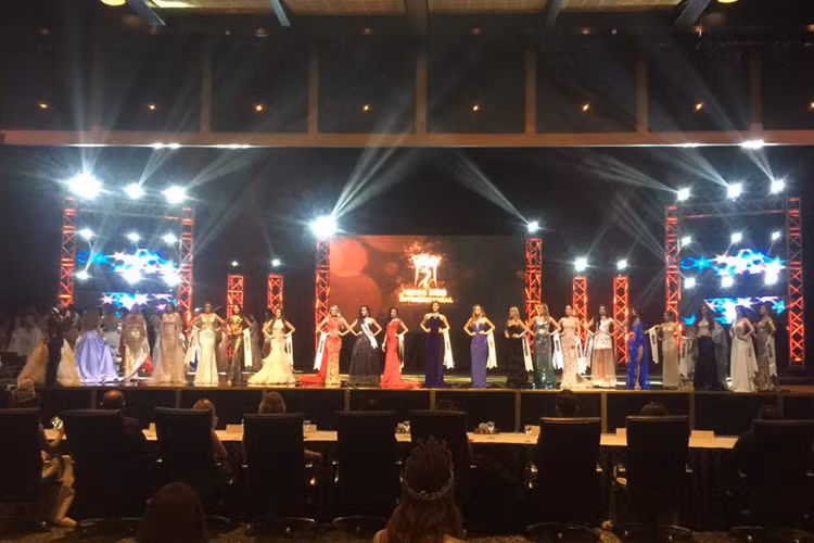 Người đẹp gốc Bắc Ninh (ngoài cùng bên phải) ban đầu lọt top 21 cùng các đại diện: Ukraine, Belarus, Indonesia, Panama, Mauritius, Moldova, Malta, Bỉ, Canada, Trung Quốc, Chile, Montenegro, Nga, Thái Lan, Nhật Bản, Nam Phi, Myanmar, Mexico, Pakistan và Philippines. Ảnh: Missosology