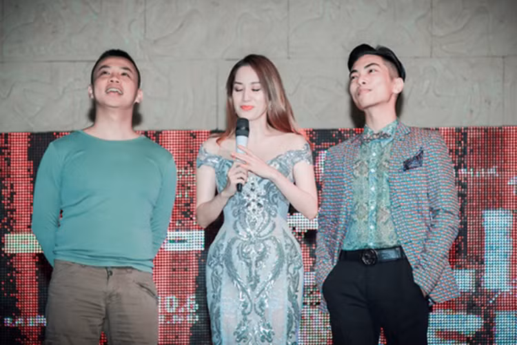 Phan Hiển nhiều lần công khai bày tỏ tình cảm với Khánh Thi trên trang cá nhân cũng như trước báo chí truyền thông. Trong buổi họp báo mới đây, khi nghe Phan Hiển gọi mình là vợ và chia sẻ lý do làm liveshow, Khánh Thi đã bật khóc vì xúc động. Ảnh: Dân Việt